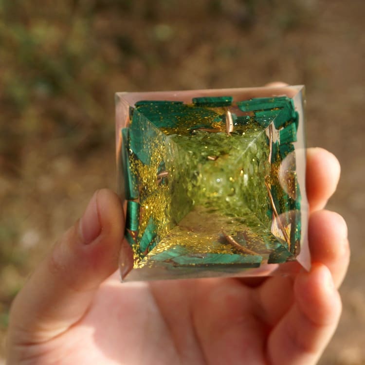 ATELIER-TIBET Pyramide en Orgonite et Malachite de 10cm