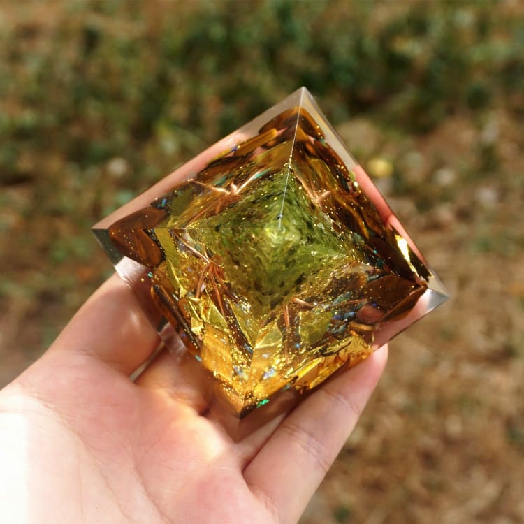 ATELIER-TIBET Pyramide en Orgonite et Oeil de Tigre de 10cm