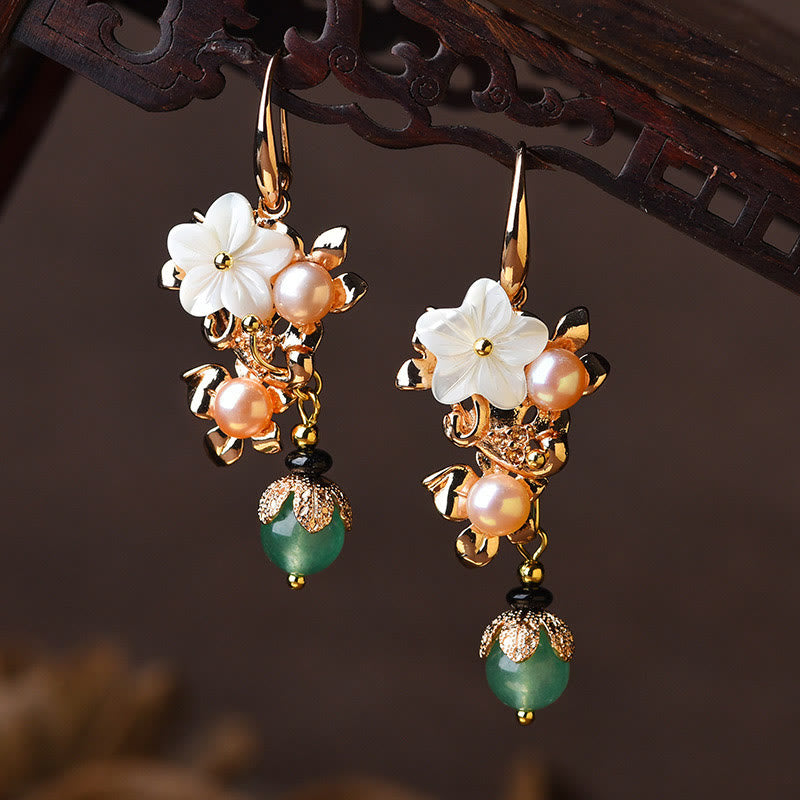 ATELIER-TIBET – Boucles d’Oreilles Pendantes Fleur en Tridacna & Perle d’Eau Douce – Plaqué Or 14 Carats