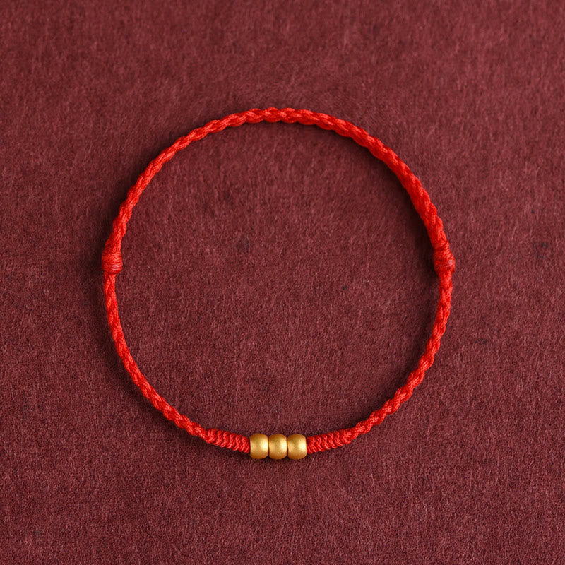 ATELIER-TIBET – Mini-Bracelet Fil Rouge en Or 999 avec Trois Perles Porte-Bonheur