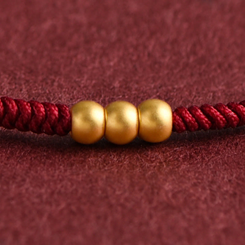 ATELIER-TIBET – Mini-Bracelet Fil Rouge en Or 999 avec Trois Perles Porte-Bonheur