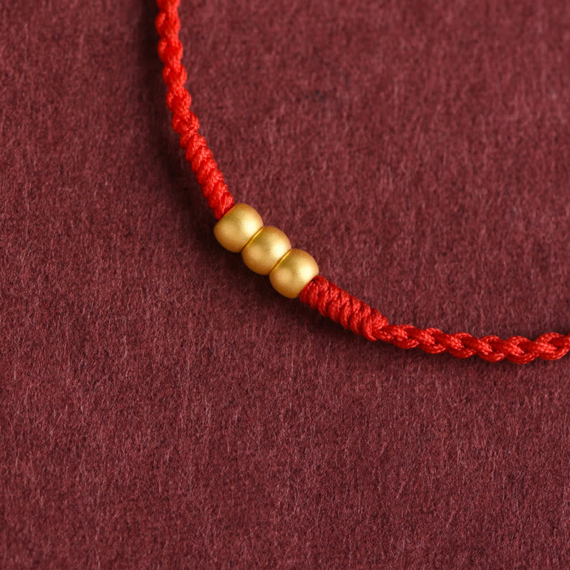 ATELIER-TIBET – Mini-Bracelet Fil Rouge en Or 999 avec Trois Perles Porte-Bonheur