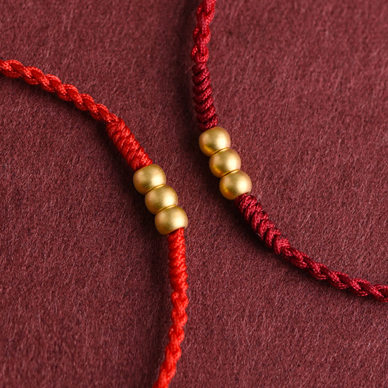 ATELIER-TIBET – Mini-Bracelet Fil Rouge en Or 999 avec Trois Perles Porte-Bonheur