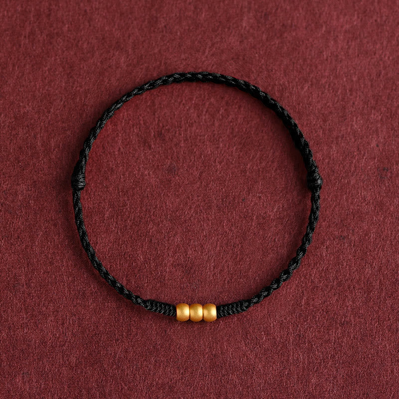 ATELIER-TIBET – Mini-Bracelet Fil Rouge en Or 999 avec Trois Perles Porte-Bonheur