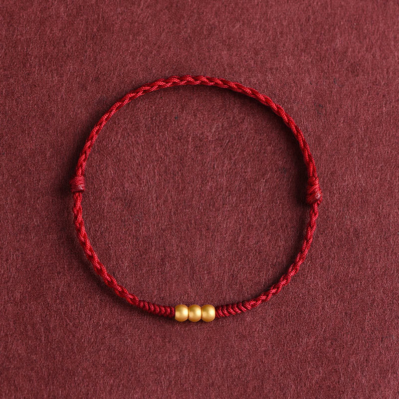 ATELIER-TIBET – Mini-Bracelet Fil Rouge en Or 999 avec Trois Perles Porte-Bonheur