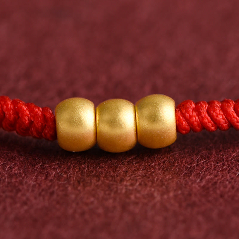 ATELIER-TIBET – Mini-Bracelet Fil Rouge en Or 999 avec Trois Perles Porte-Bonheur