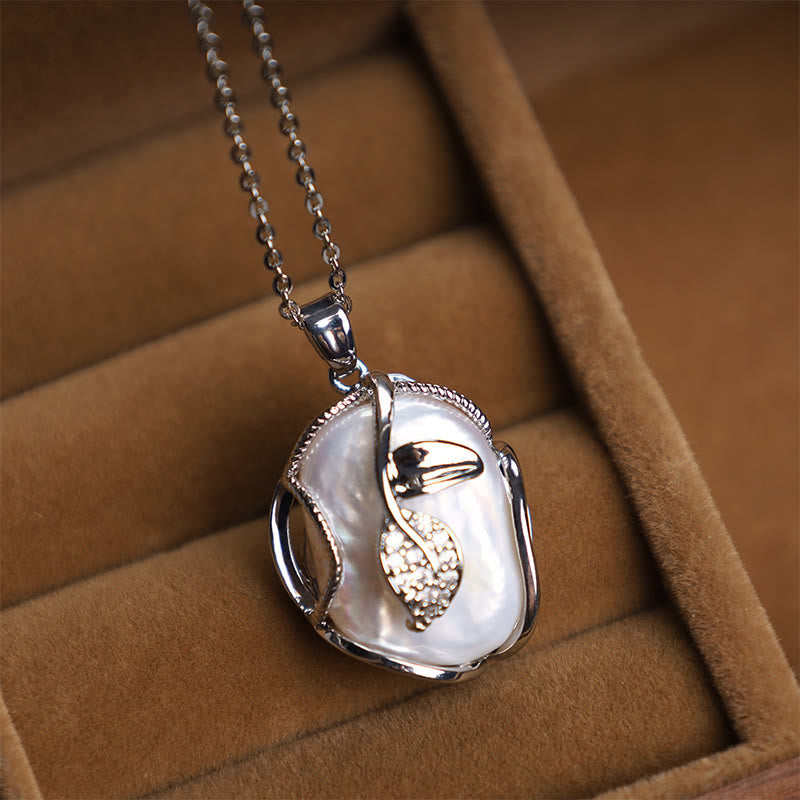 ATELIER-TIBET – Collier de Perles Baroques avec Pendentif Fleur en Cuivre Plaqué Or 18 Carats