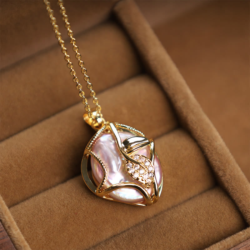 ATELIER-TIBET – Collier de Perles Baroques avec Pendentif Fleur en Cuivre Plaqué Or 18 Carats