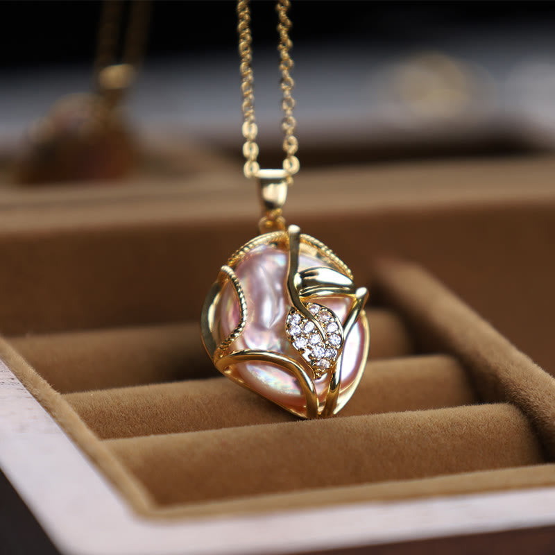 ATELIER-TIBET – Collier de Perles Baroques avec Pendentif Fleur en Cuivre Plaqué Or 18 Carats
