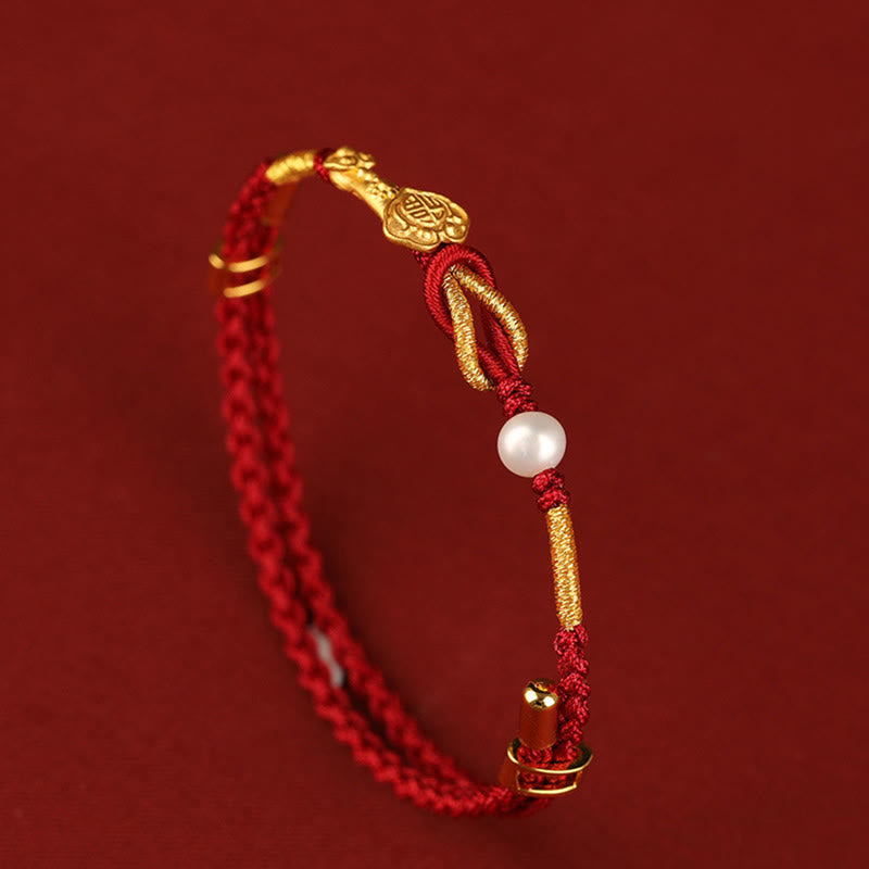 ATELIER-TIBET – Bracelet Porte-Bonheur Ruyi Fu en Or 24 Carats & Fil Rouge Ajustable