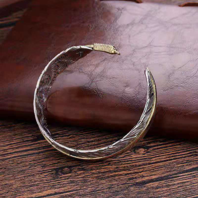 ATELIER-TIBET – Bracelet Manchette en Cuivre Sculpté, Motif Plumes Ajustable
