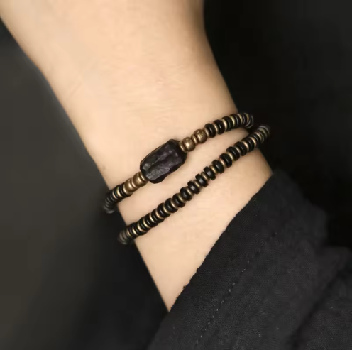 ATELIER-TIBET Bracelet Cuivre & Bois Noir Sculpté – Accessoire Unisexe Élégant
