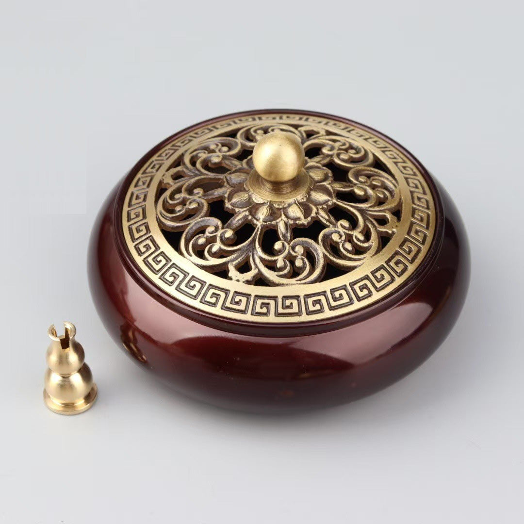 ATELIER-TIBET | Brûleur d’Encens Lotus Doré – Laiton Sculpté & Base Rouge Profond