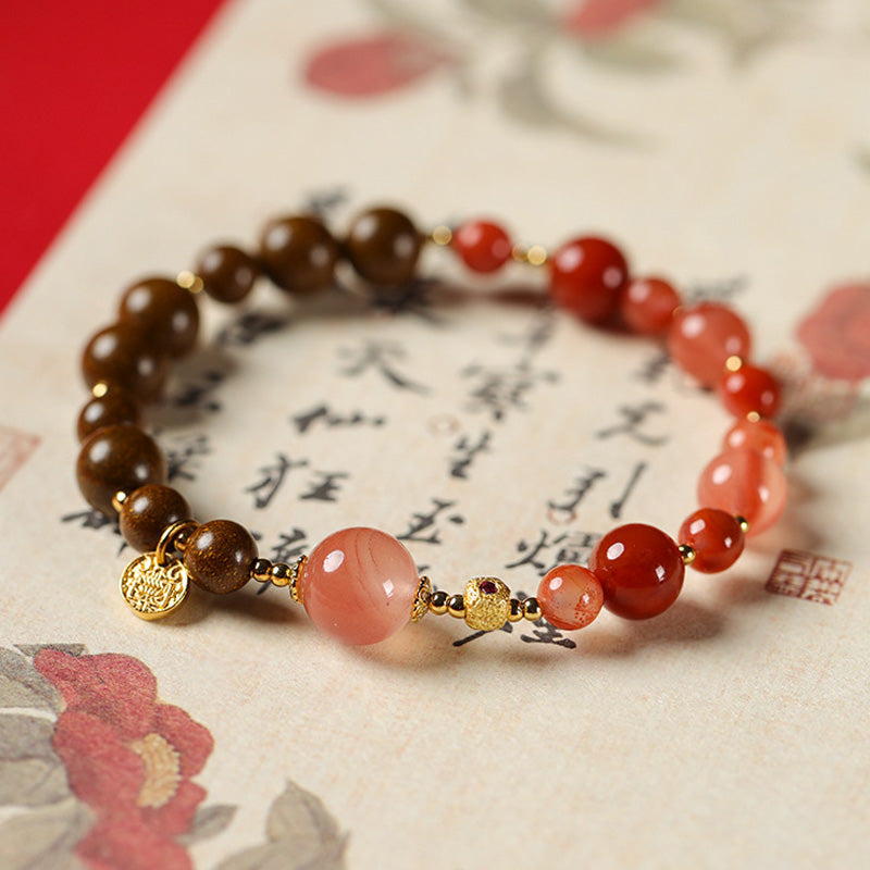 ATELIER-TIBET Bracelet Nanhong Agate & Perles Parfumées – “Cinq Voies du Dieu de la Richesse” (6–8 mm)