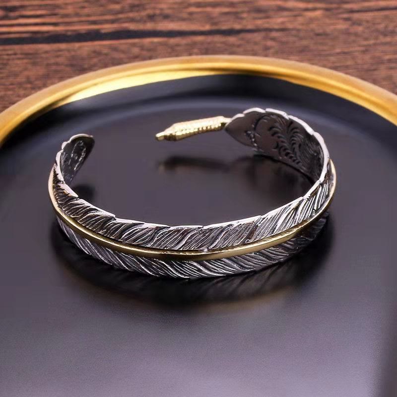 ATELIER-TIBET – Bracelet Manchette en Cuivre Sculpté, Motif Plumes Ajustable