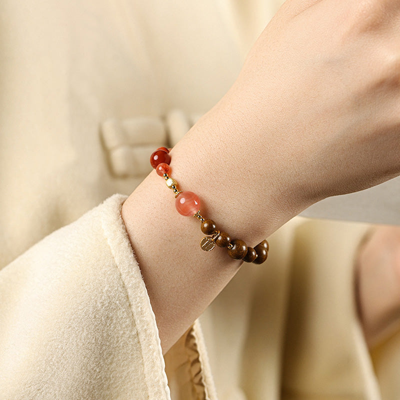 ATELIER-TIBET Bracelet Nanhong Agate & Perles Parfumées – “Cinq Voies du Dieu de la Richesse” (6–8 mm)