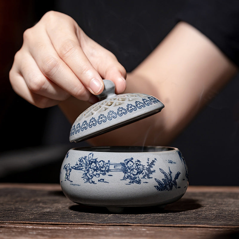 ATELIER-TIBET | Brûleur d’Encens en Porcelaine Bleu & Blanc – Motifs Paysagers Traditionnels