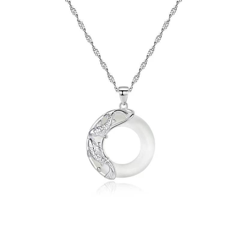 ATELIER-TIBET – Collier Porte-Bonheur Unisexe en Jade Blanc Naturel – Pendentif Carpe Koï – 40 cm
