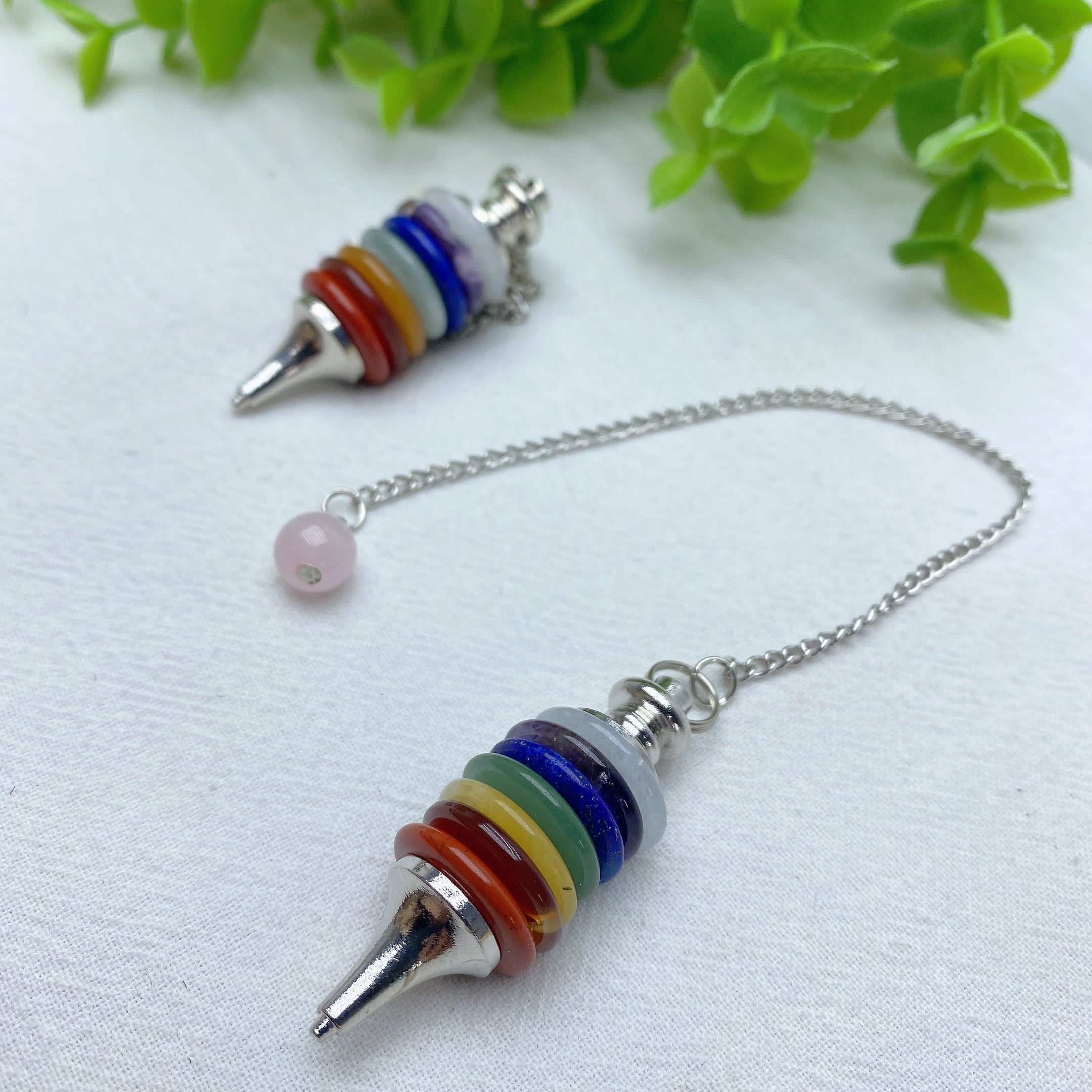ATELIER-TIBET — Pendule Chakra 7 Couleurs en Cristaux — Outil d’Intuition & Bijou Spirituel (21,1 cm)