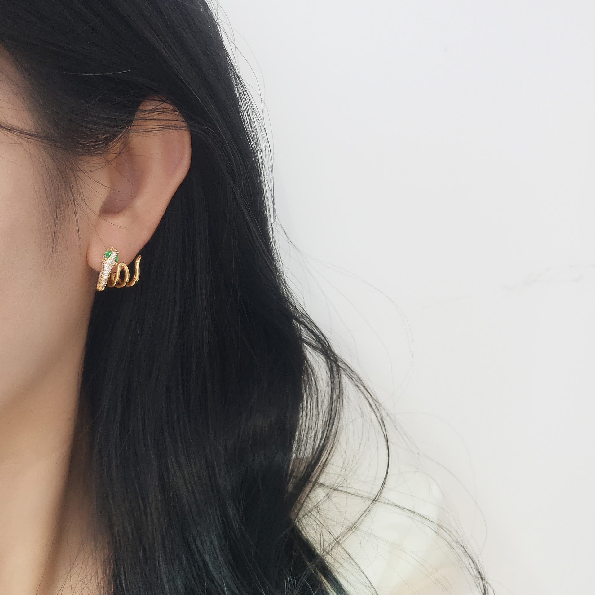 ATELIER-TIBET – Boucles d’Oreilles Serpent du Zodiaque Chinois aux Yeux Verts en Argent 925