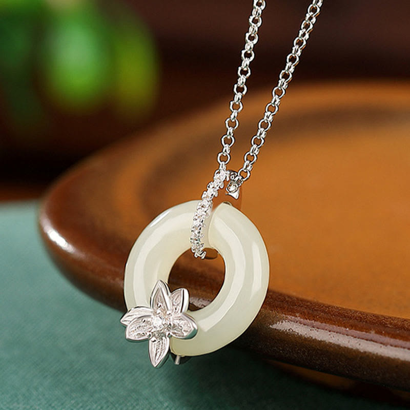 ATELIER-TIBET – Collier Porte-Bonheur en Jade Hetian & Argent Sterling 925 avec Boucle de Paix et Fleur