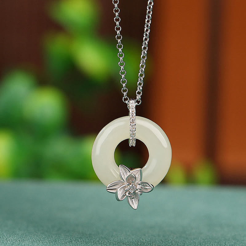 ATELIER-TIBET – Collier Porte-Bonheur en Jade Hetian & Argent Sterling 925 avec Boucle de Paix et Fleur