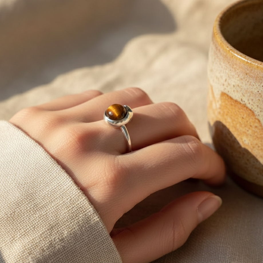 ATELIER-TIBET – Bague “Shakti” en Œil de Tigre – Force Symbolique & Élégance Intemporelle