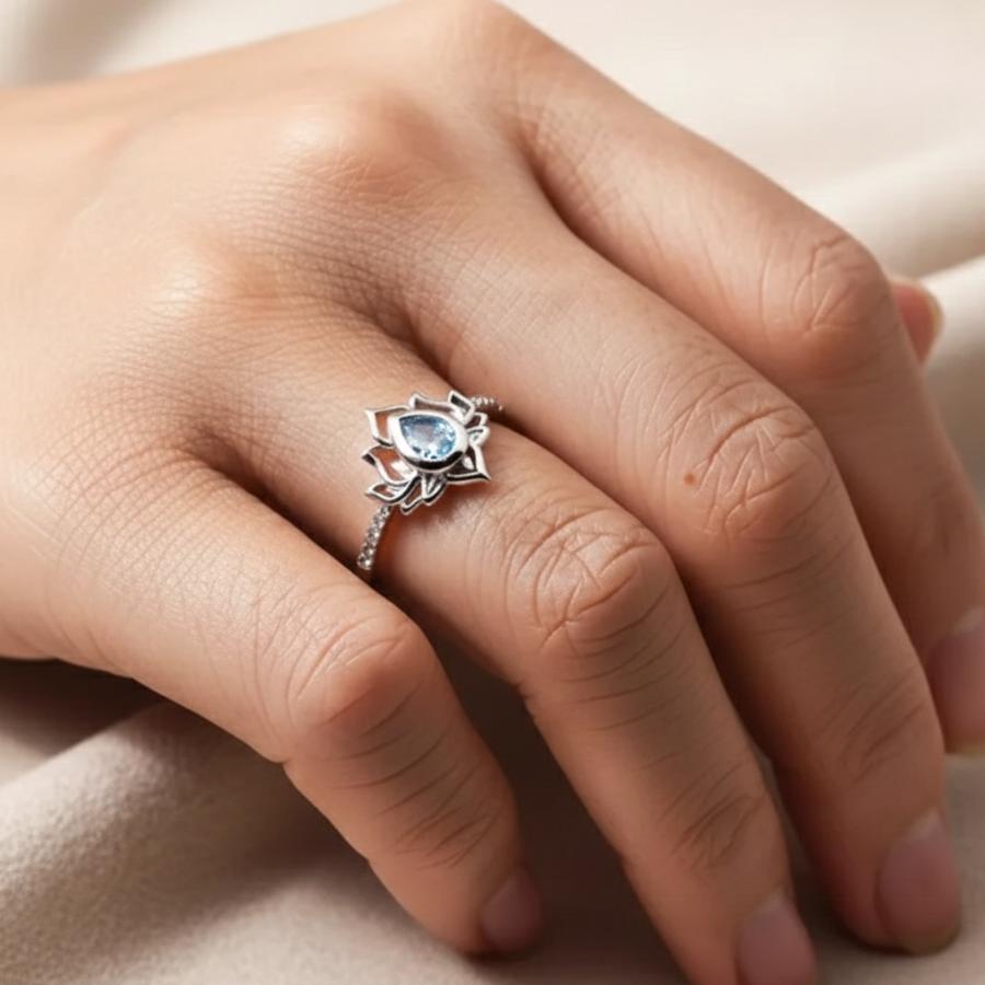 ATELIER-TIBET – Bague Éveil de Lotus en Zircon Bleu & Métal Finition Argent