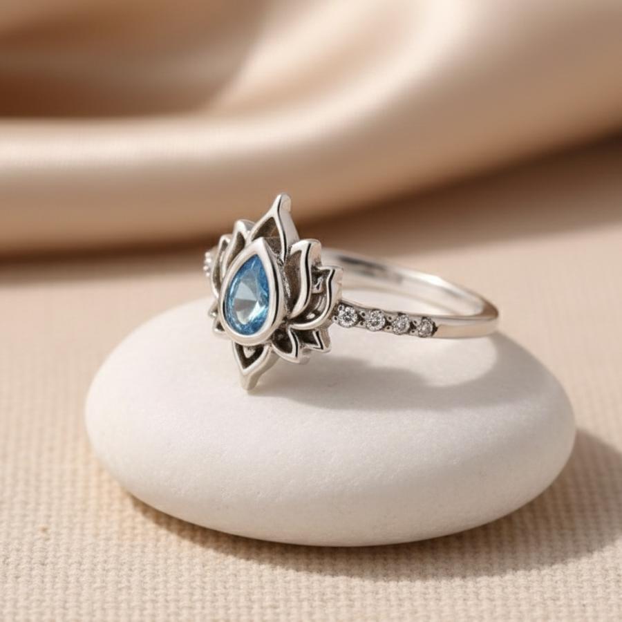 ATELIER-TIBET – Bague Éveil de Lotus en Zircon Bleu & Métal Finition Argent