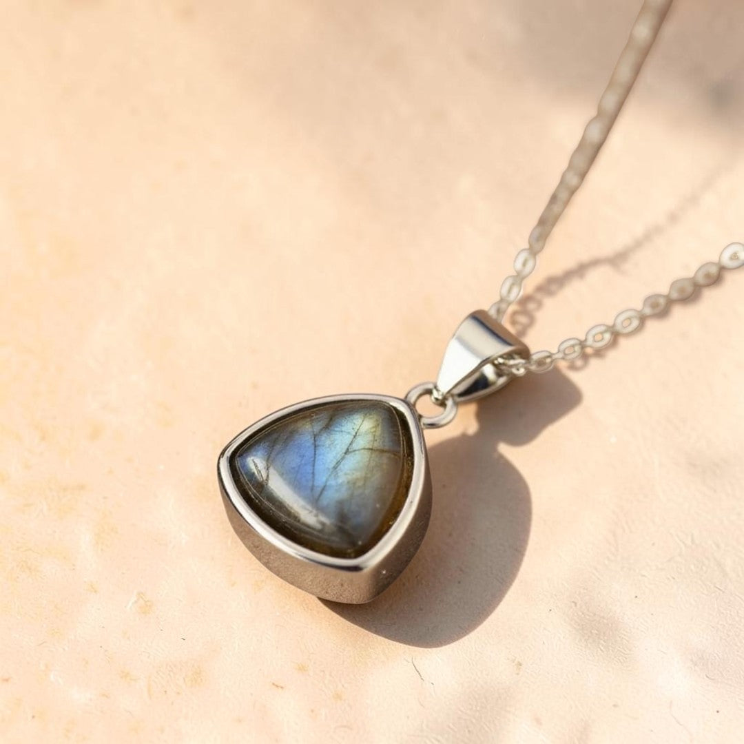 ATELIER-TIBET – Pendentif Protecteur d'Aura en Labradorite & Argent