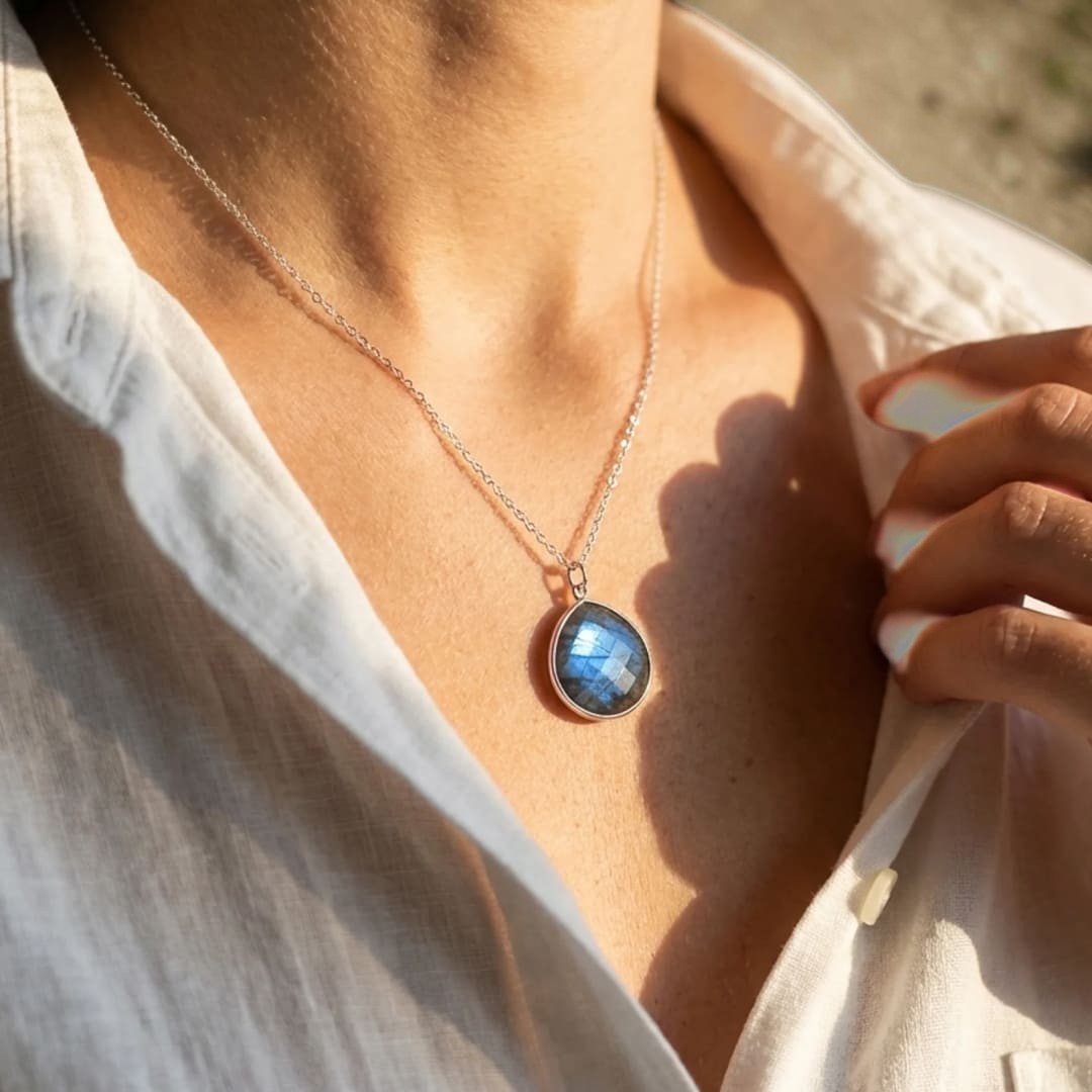 ATELIER-TIBET – Pendentif Protection Élégant en Labradorite