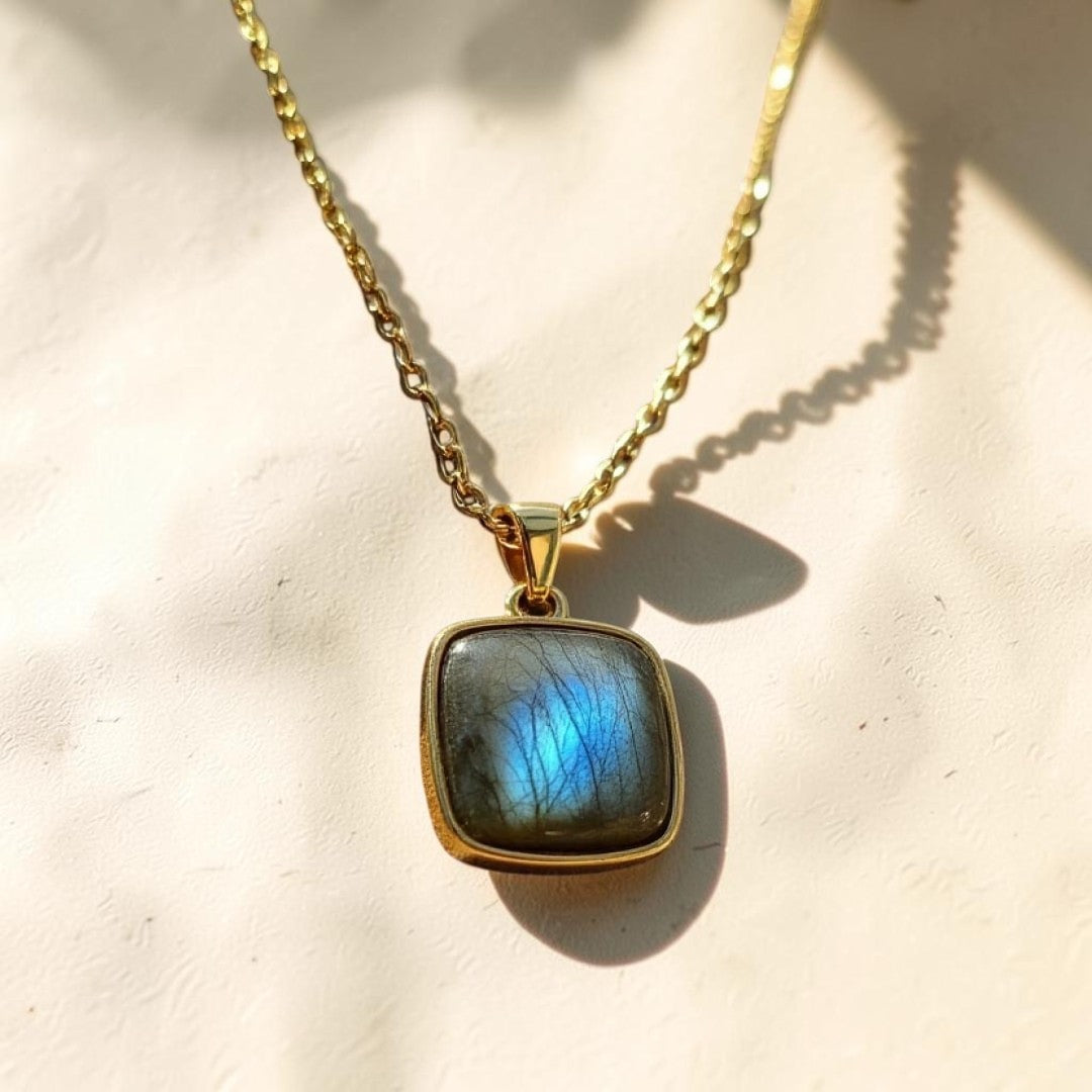 ATELIER-TIBET – Pendentif Bouclier de Lumière en Labradorite