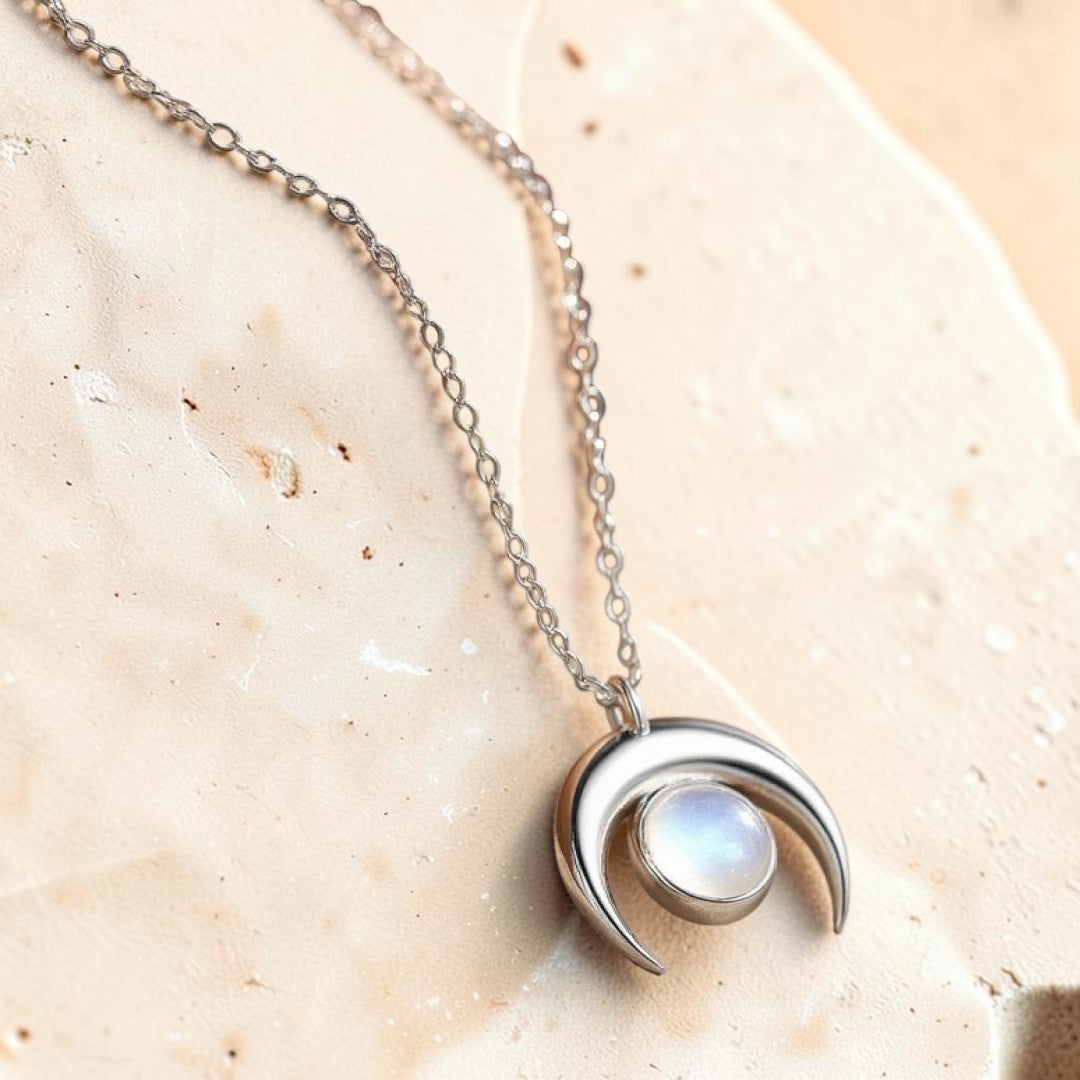 ATELIER-TIBET – Collier Croissant de Lune en Pierre de Lune