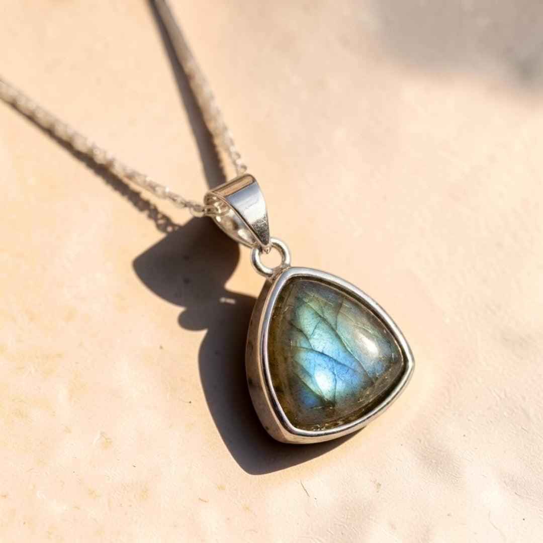 ATELIER-TIBET – Pendentif Protecteur d'Aura en Labradorite & Argent