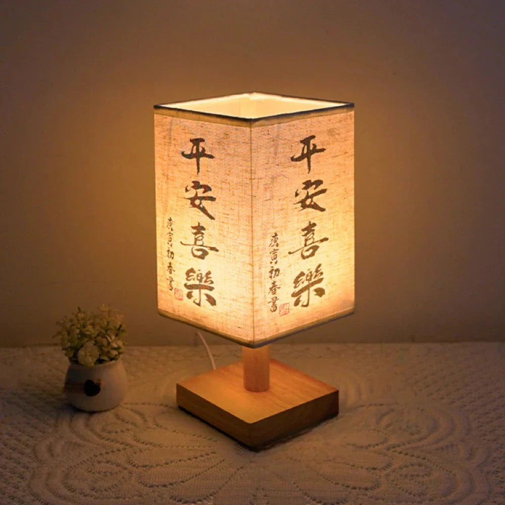 ATELIER-TIBET – Lampe de Chevet Japonaise Carrée à Calligraphies, Bois & Tissu, Lumière Zen USB