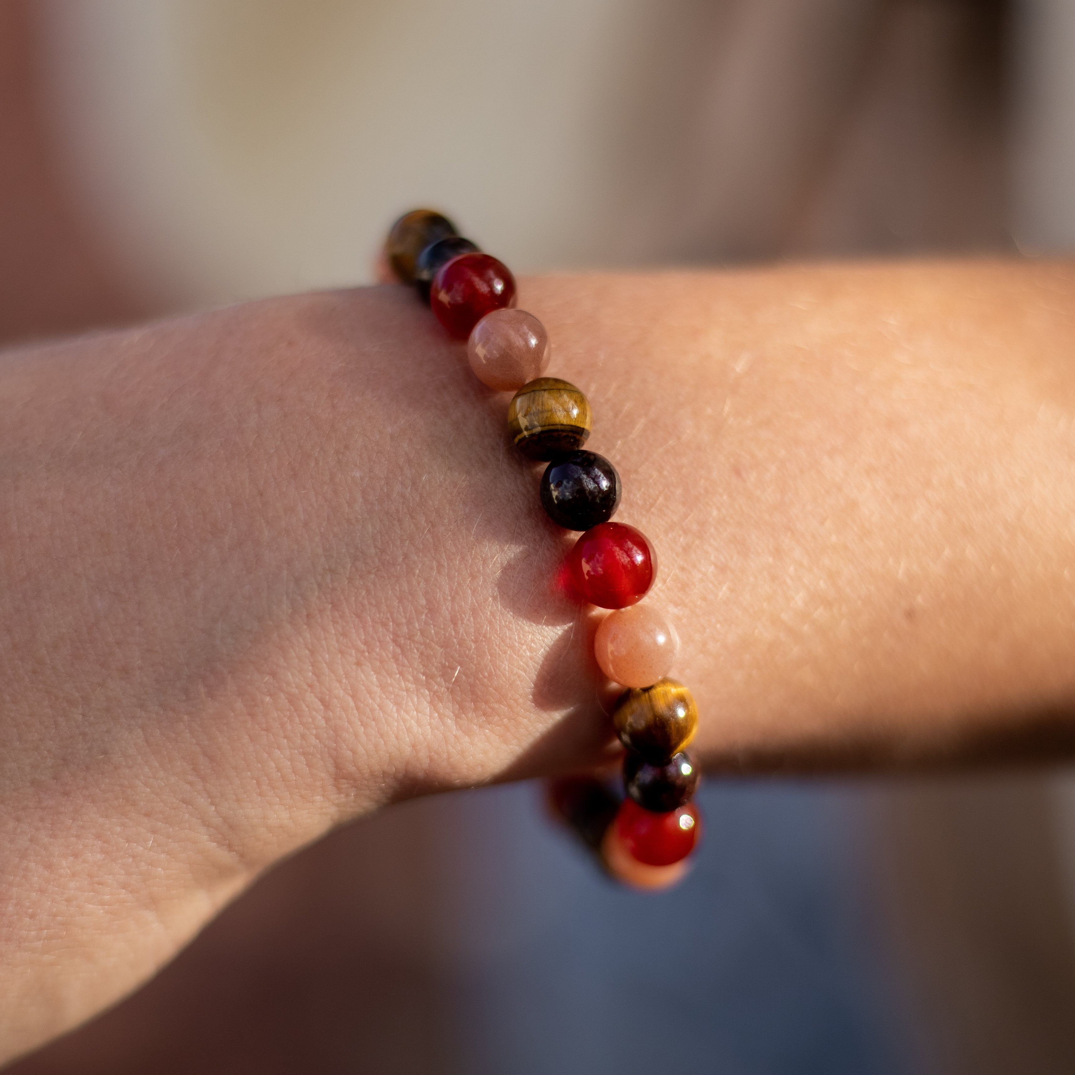 ATELIER-TIBET – Bracelet Chance & Joie en Oeil de Tigre, Pierre de Soleil, Cornaline & Grenat