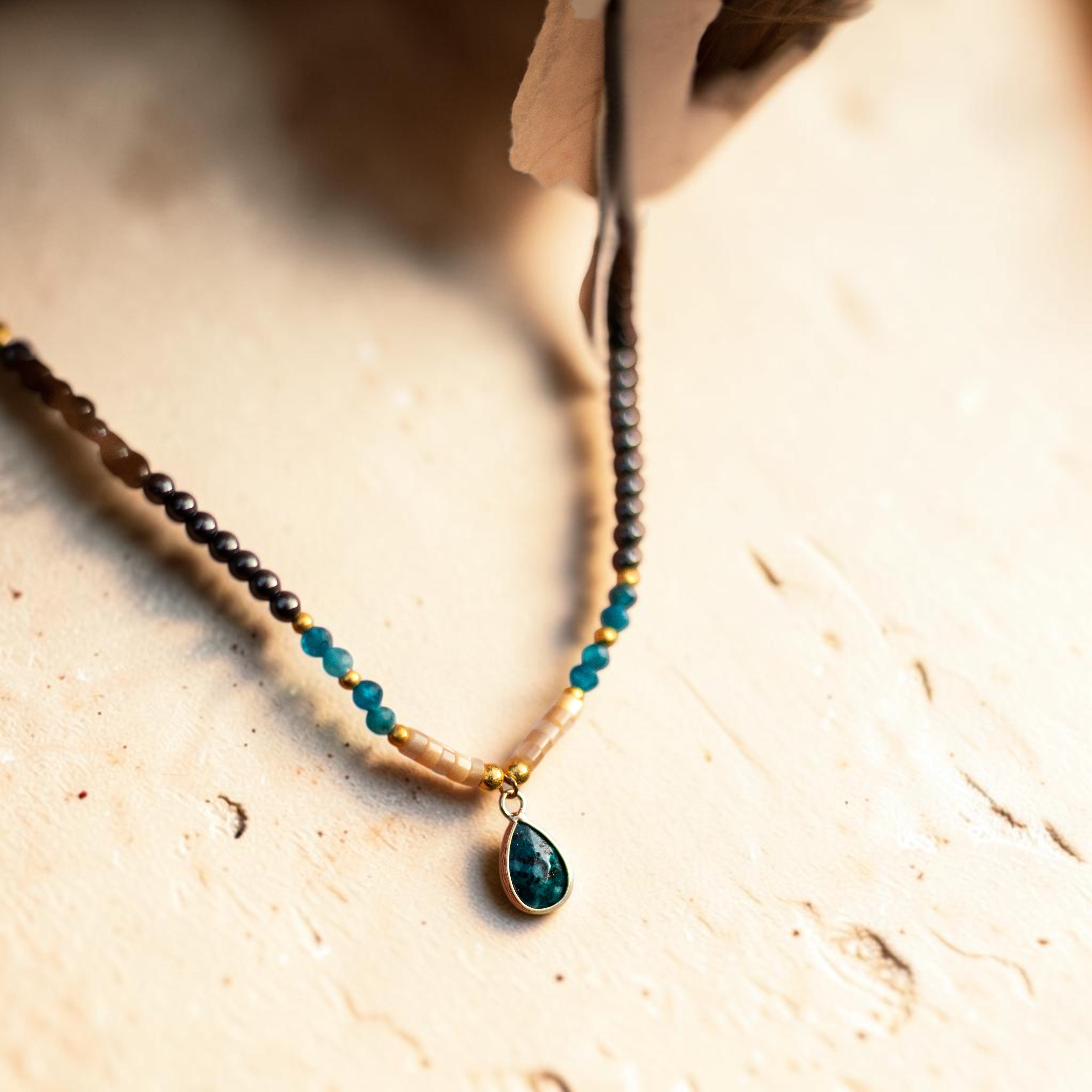 ATELIER-TIBET – Collier Ras de Cou Goutte en Apatite
