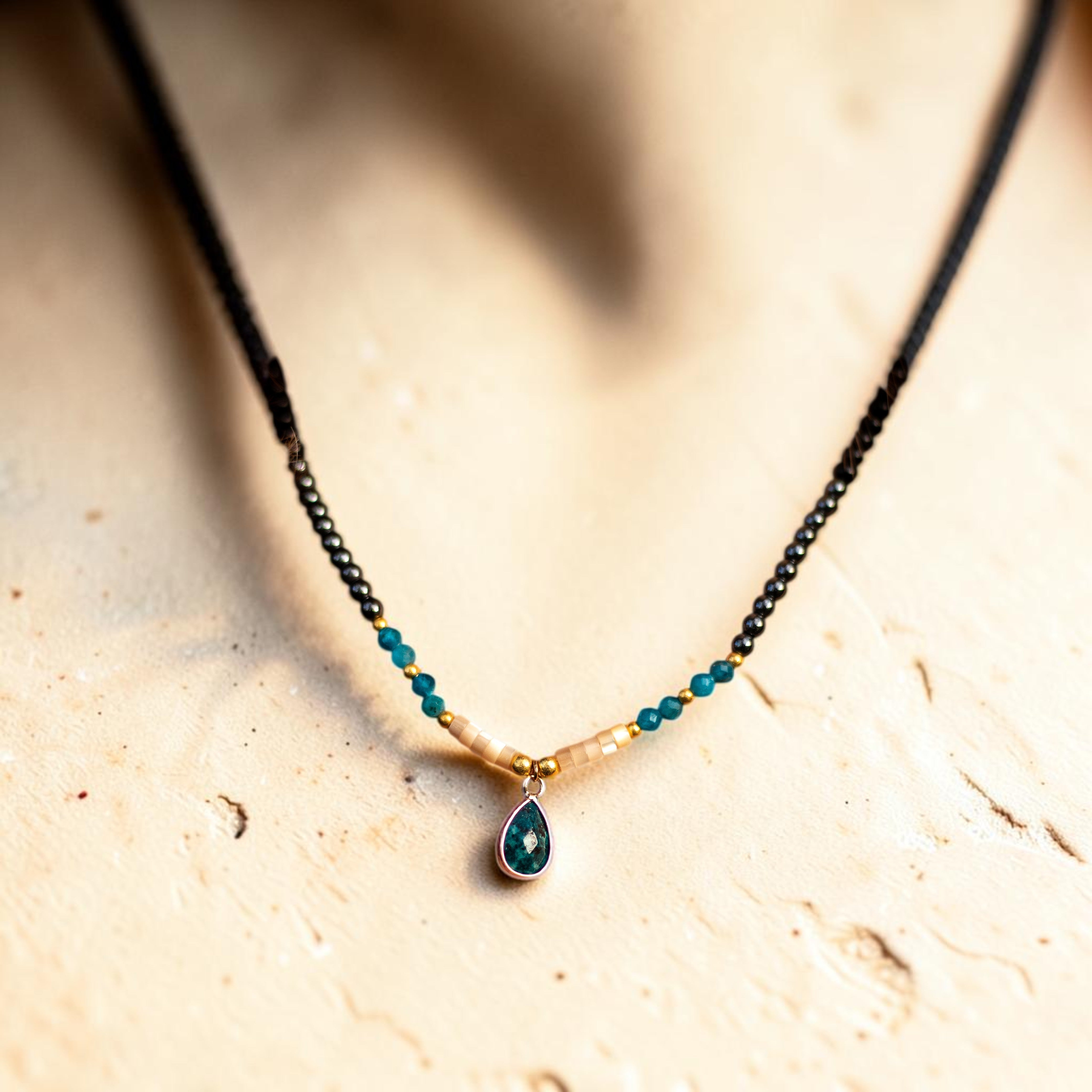 ATELIER-TIBET – Collier Ras de Cou Goutte en Apatite