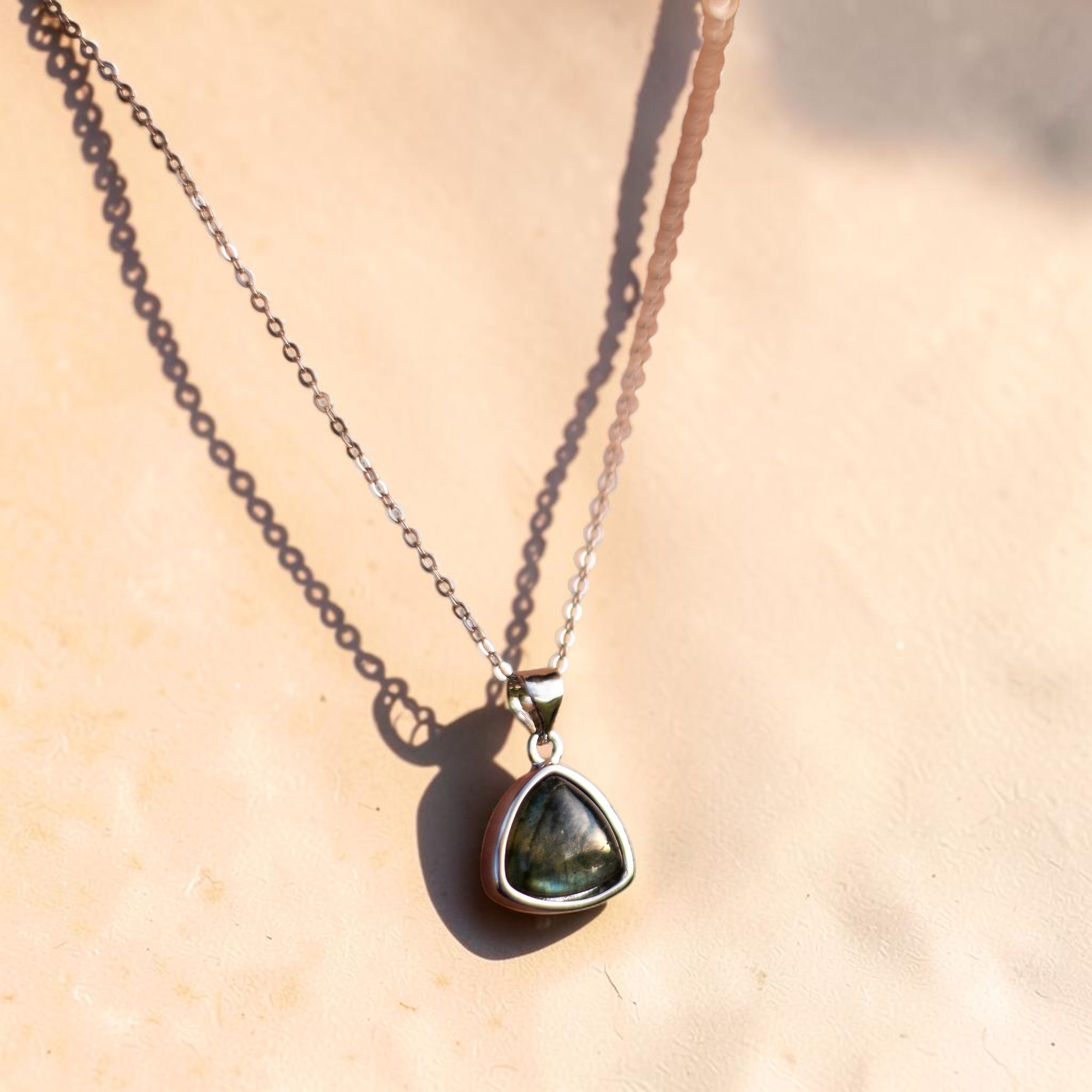 ATELIER-TIBET – Pendentif Protecteur d'Aura en Labradorite & Argent
