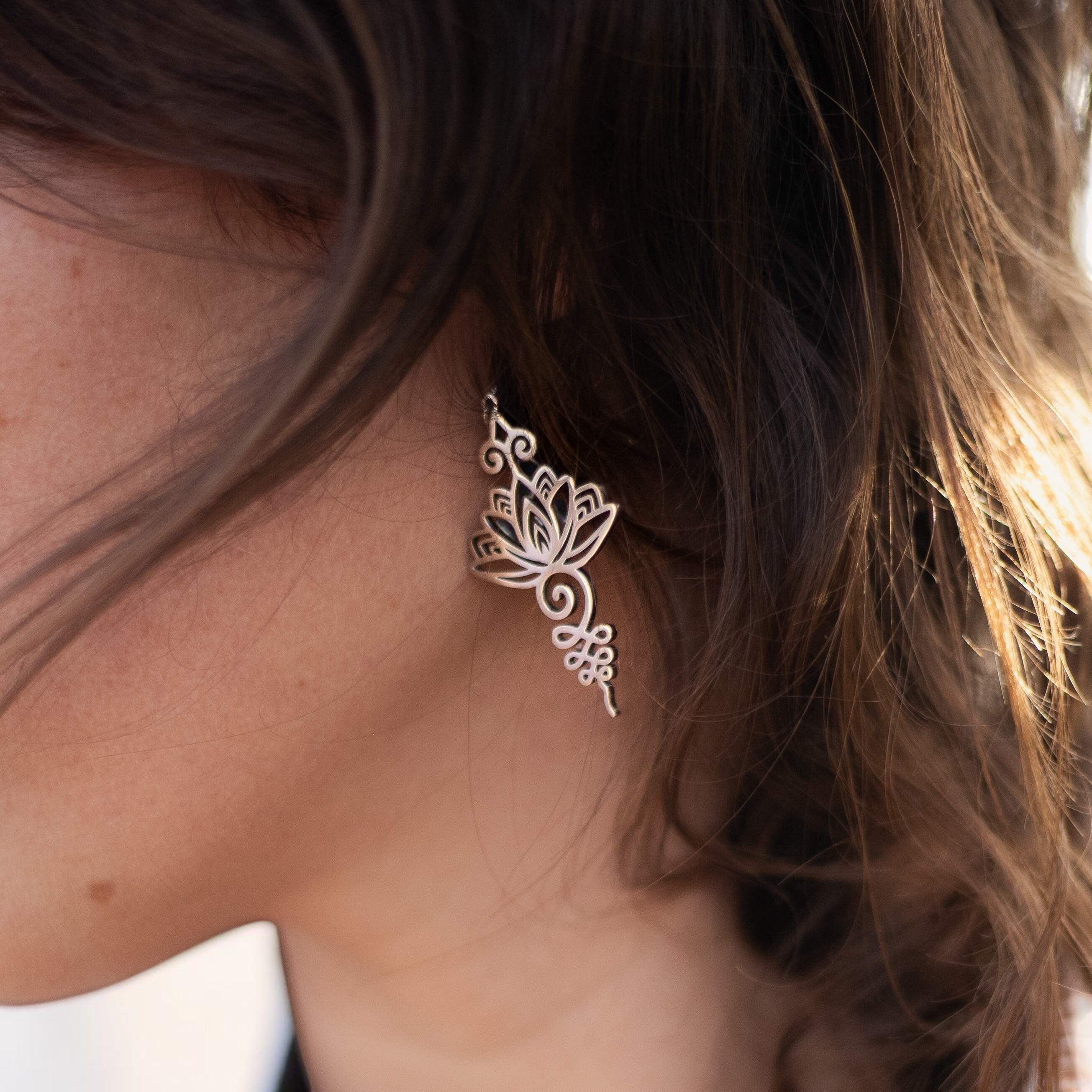 ATELIER-TIBET – Boucles d'Oreilles Lotus Unalome