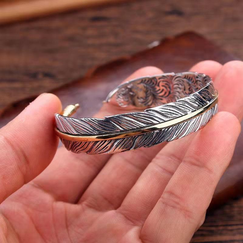 ATELIER-TIBET – Bracelet Manchette en Cuivre Sculpté, Motif Plumes Ajustable