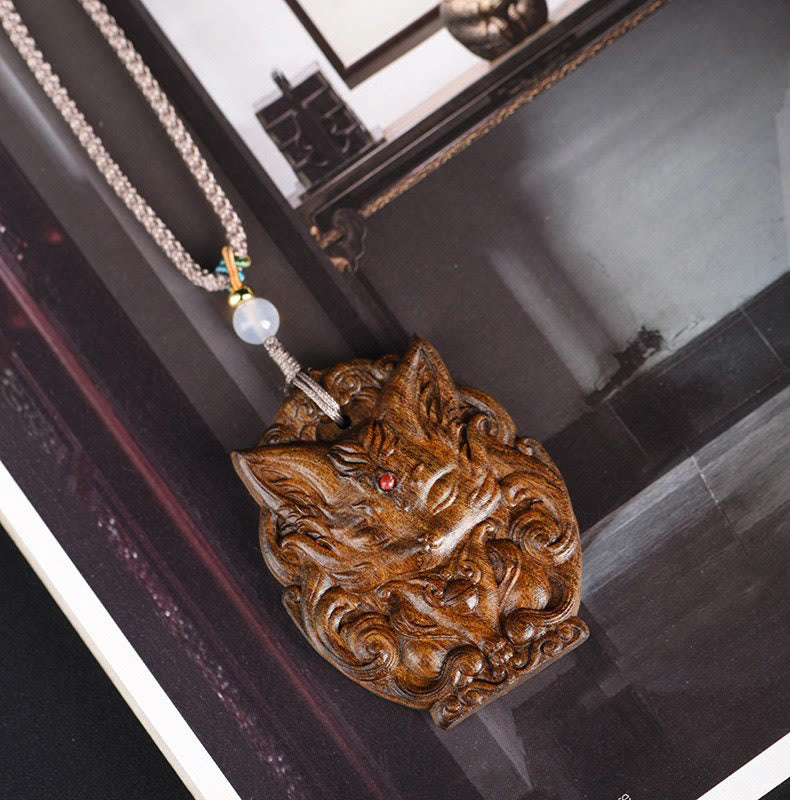 ATELIER-TIBET – Collier Symbolique Renard à Neuf Queues en Bois d’Agar Naturel