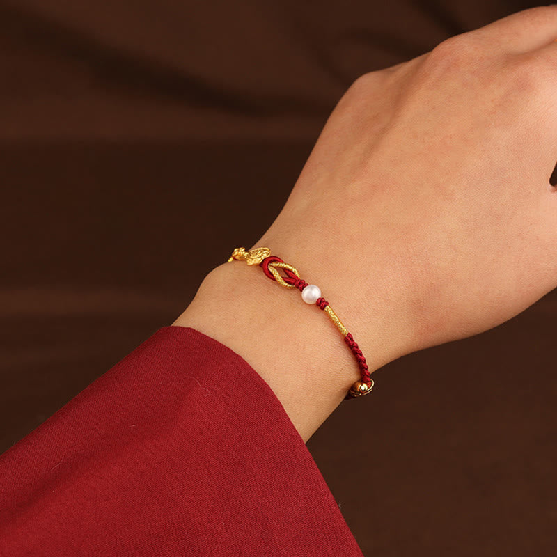 ATELIER-TIBET – Bracelet Porte-Bonheur Ruyi Fu en Or 24 Carats & Fil Rouge Ajustable