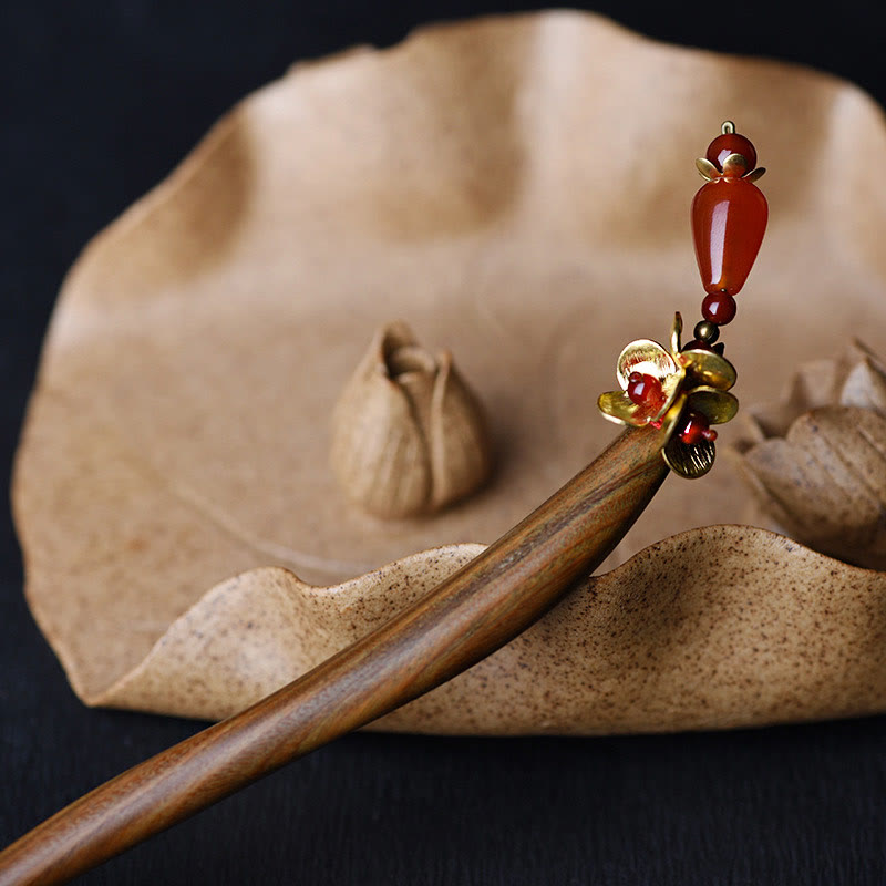 ATELIER-TIBET Pic à Cheveux Bois de Santal Vert & Agate Rouge – 16 cm