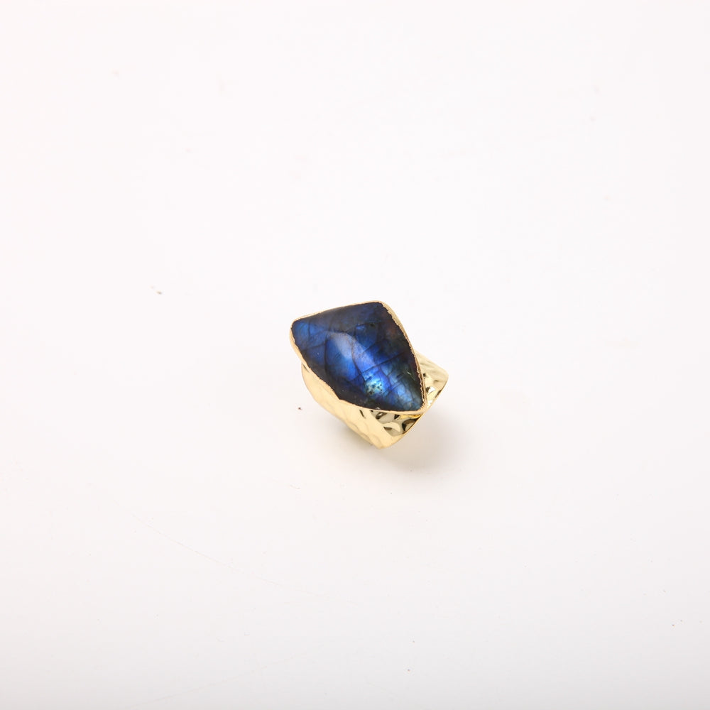 ATELIER-TIBET – Bague Ajustable en Labradorite Naturelle & Finition Dorée – Anneau Martelé Unisexe