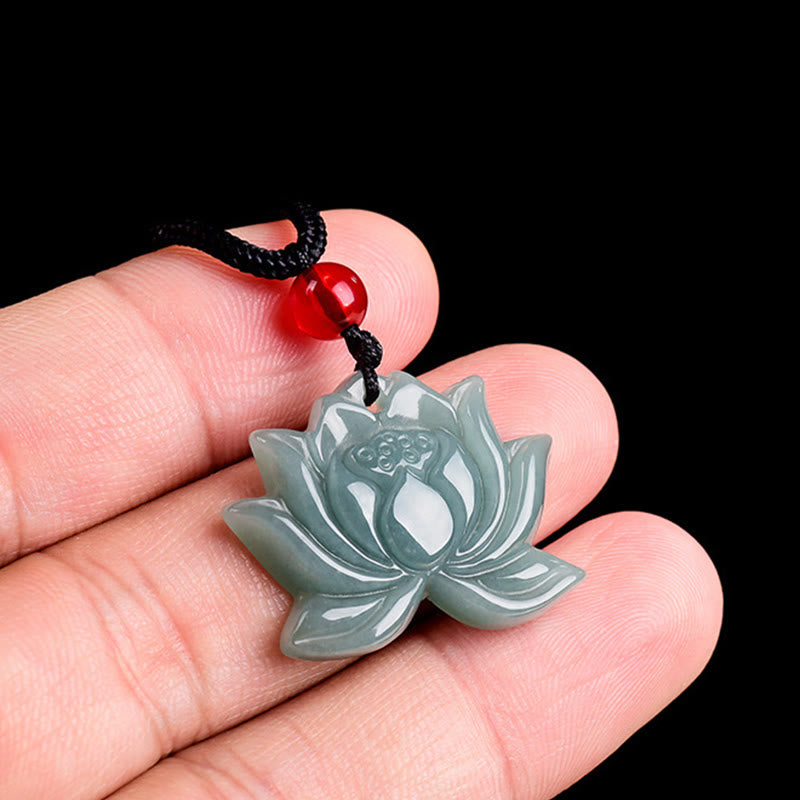ATELIER-TIBET – Collier Lotus en Jade Sculpté Naturel – Symbole de Prospérité