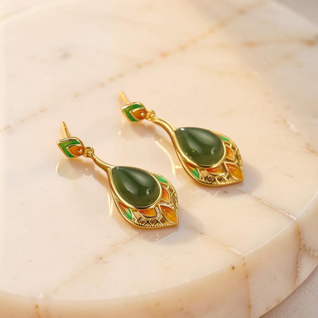 ATELIER-TIBET – Boucles d'Oreilles Pendantes Jade – Feuille de Joie, Argent Plaqué Or