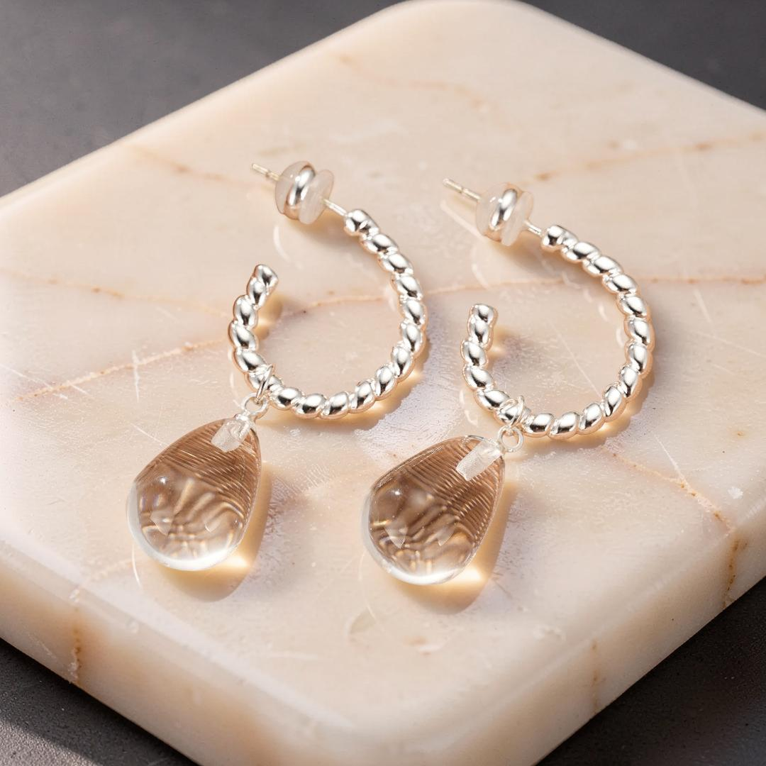 ATELIER-TIBET – Boucles d’Oreilles Cristal de Roche – Goutte Spirale, Argent