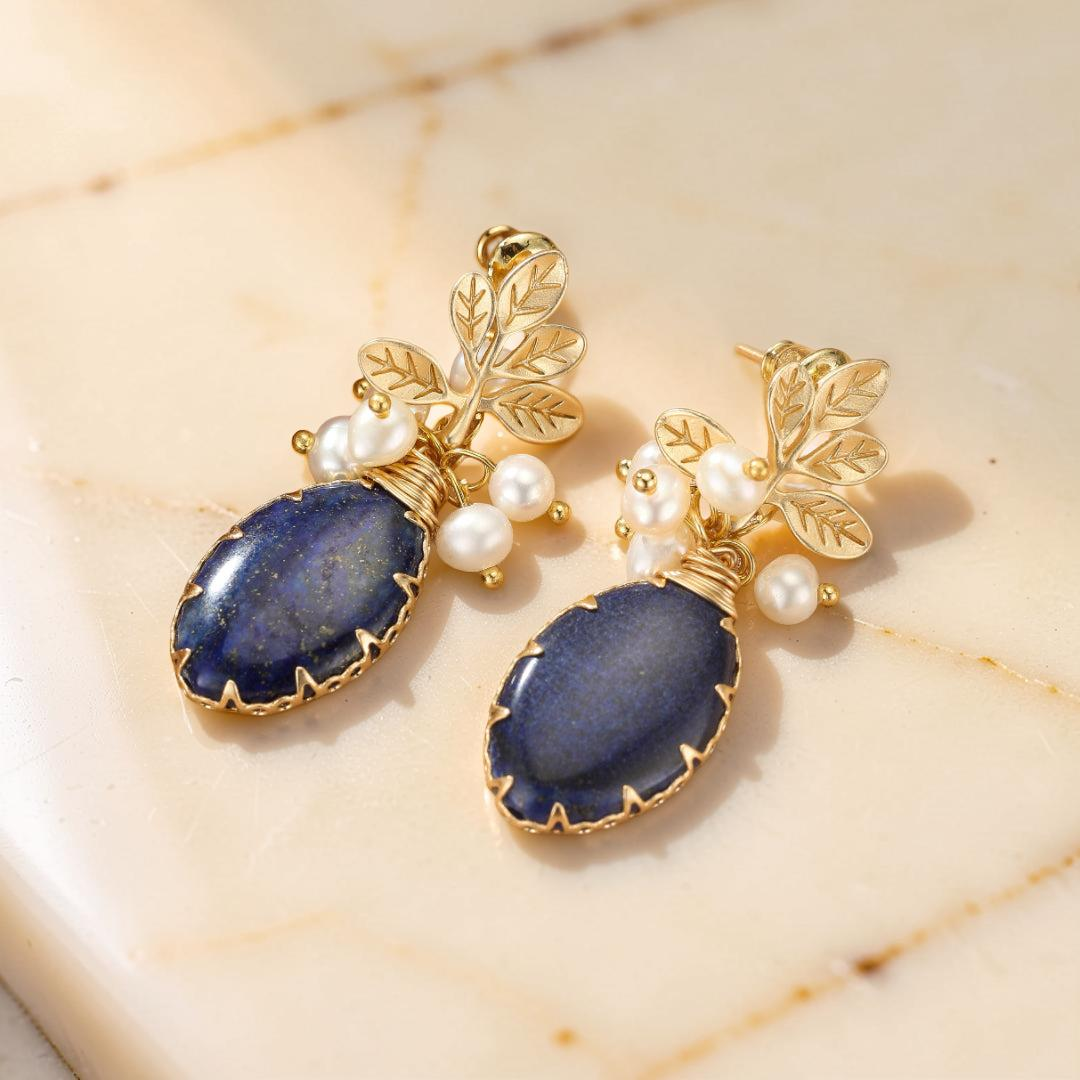 ATELIER-TIBET – Boucles d’Oreilles Lapis Lazuli et Perle – Fleur de Sérénité, Argent Plaqué Or
