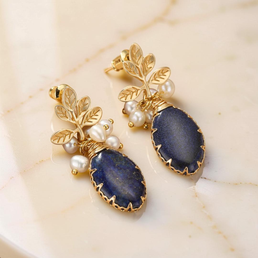 ATELIER-TIBET – Boucles d’Oreilles Lapis Lazuli et Perle – Fleur de Sérénité, Argent Plaqué Or